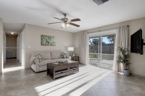 House in Cape Coral, Florida 3 bedrooms № 1965016 - photo 2