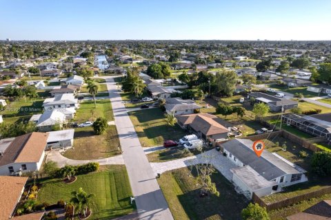 House in Cape Coral, Florida 3 bedrooms № 1965016 - photo 6