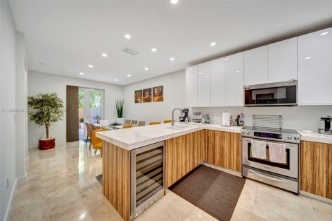 Touwnhouse à vendre à Doral, Floride: 3 chambres, 186.55 m2 № 2013941 - photo 12