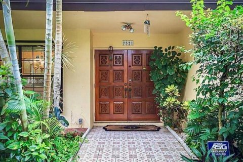 Casa en venta en Davie, Florida, 3 dormitorios, 169.36 m2 № 1951340 - foto 1