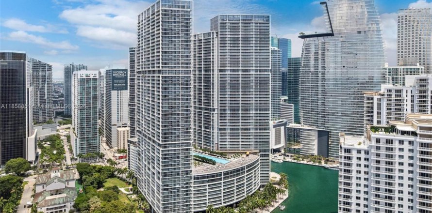 Condominio en Miami, Florida, 2 dormitorios  № 2022715