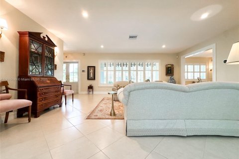 House in Palmetto Bay, Florida 3 bedrooms, 218.51 sq.m. № 1818091 - photo 23