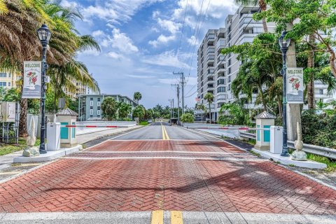 House in Lauderdale-by-the-Sea, Florida 3 bedrooms, 131.55 sq.m. № 1761612 - photo 11