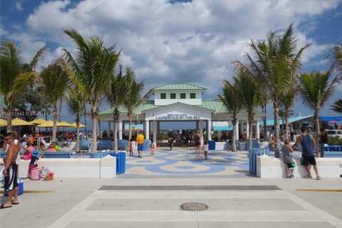 House in Lauderdale-by-the-Sea, Florida 3 bedrooms, 131.55 sq.m. № 1761612 - photo 2