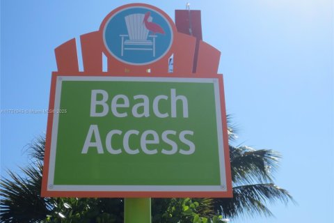 House in Lauderdale-by-the-Sea, Florida 3 bedrooms, 131.55 sq.m. № 1761612 - photo 1