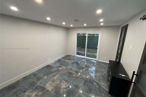 House in Lauderdale-by-the-Sea, Florida 3 bedrooms, 131.55 sq.m. № 1761612 - photo 21