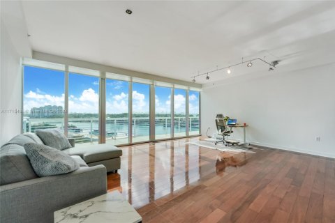 Condo in Miami Beach, Florida, 3 bedrooms  № 1467151 - photo 1