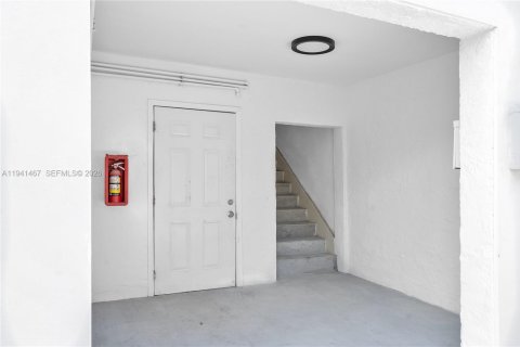 Propiedad comercial en venta en Miami, Florida, 371.42 m2 № 2054869 - foto 17