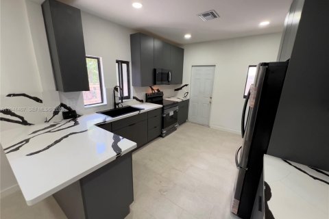 Propiedad comercial en venta en Miami, Florida, 371.42 m2 № 2054869 - foto 4