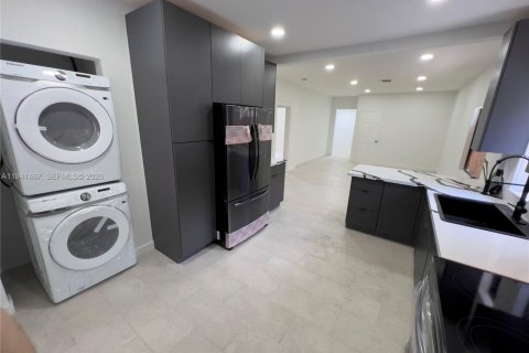 Propiedad comercial en venta en Miami, Florida, 371.42 m2 № 2054869 - foto 5