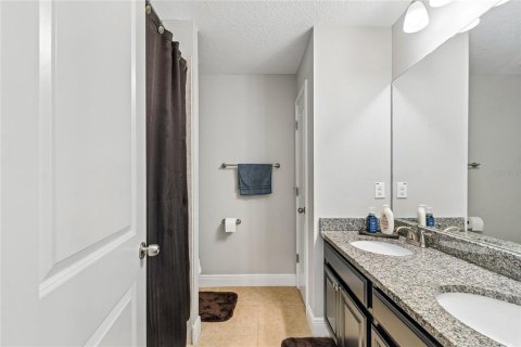 Townhouse in LAKESHORE in Lutz, Florida 3 bedrooms, 214.33 sq.m. № 2400287 - photo 23