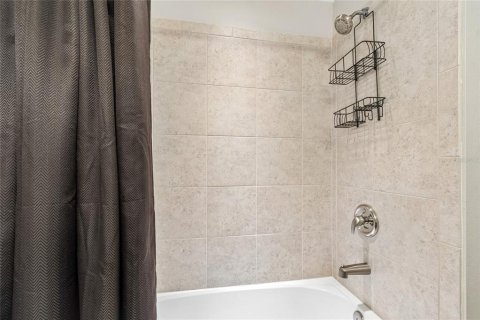 Townhouse in LAKESHORE in Lutz, Florida 3 bedrooms, 214.33 sq.m. № 2400287 - photo 25