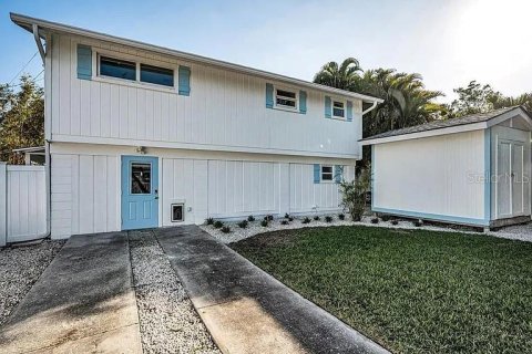 House in Palm Harbor, Florida 4 bedrooms, 165.74 sq.m. № 1913111 - photo 1