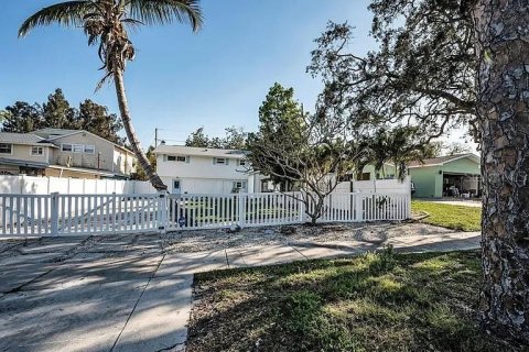 House in Palm Harbor, Florida 4 bedrooms, 165.74 sq.m. № 1913111 - photo 7