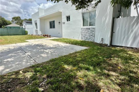 Villa ou maison à vendre à Miami, Floride: 4 chambres № 1929438 - photo 4