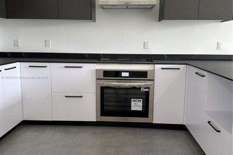 Villa ou maison à vendre à Miami, Floride: 4 chambres № 1929438 - photo 8