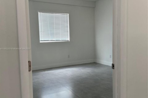 Villa ou maison à vendre à Miami, Floride: 4 chambres № 1929438 - photo 12