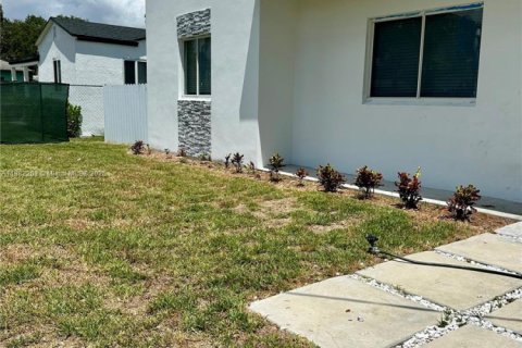 Villa ou maison à vendre à Miami, Floride: 4 chambres № 1929438 - photo 1