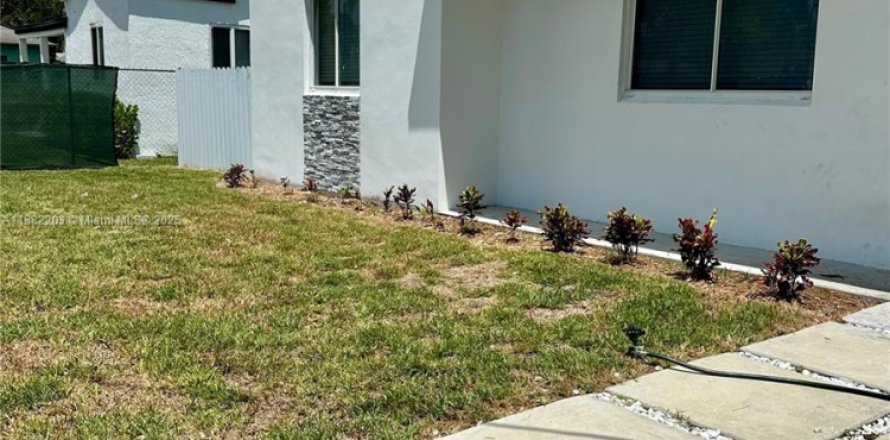 Villa ou maison à Miami, Floride 4 chambres № 1929438