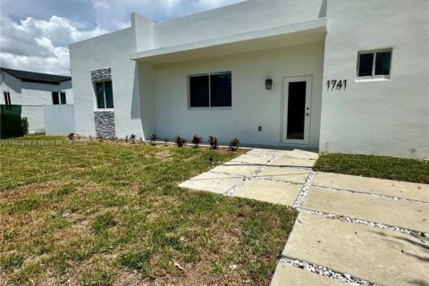 Villa ou maison à vendre à Miami, Floride: 4 chambres № 1929438 - photo 2