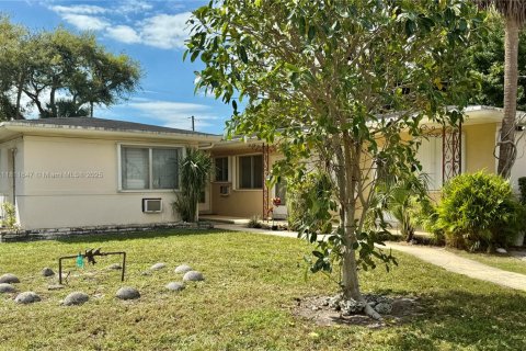 Commercial property in North Miami, Florida 265.42 sq.m. № 1867203 - photo 1