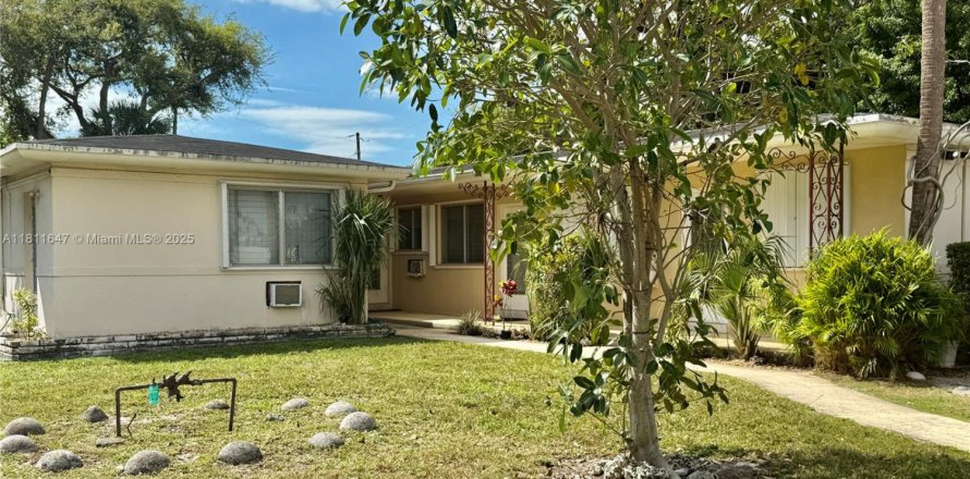 Commercial property in North Miami, Florida 265.42 sq.m. № 1867203