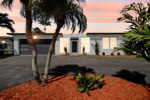 Дом в Санрайз, Флорида 3 спальни, 146.79м2 № 2043548