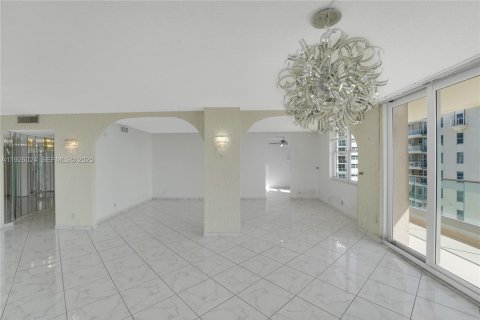 Condominio en venta en Hallandale Beach, Florida, 2 dormitorios, 210.05 m2 № 1986562 - foto 24