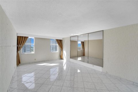 Condominio en venta en Hallandale Beach, Florida, 2 dormitorios, 210.05 m2 № 1986562 - foto 29
