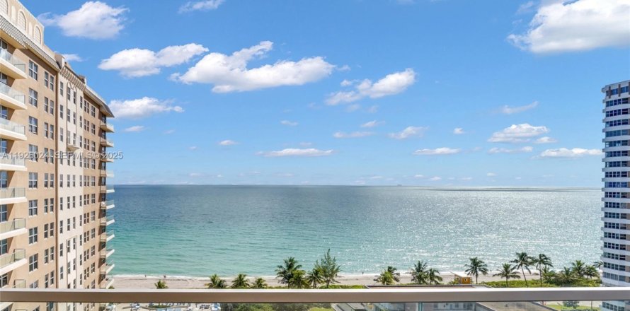 Condominio en Hallandale Beach, Florida, 2 dormitorios № 1986562