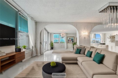 Condominio en venta en Hallandale Beach, Florida, 2 dormitorios, 210.05 m2 № 1986562 - foto 17