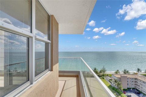 Condominio en venta en Hallandale Beach, Florida, 2 dormitorios, 210.05 m2 № 1986562 - foto 3
