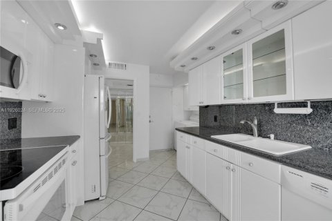 Condominio en venta en Hallandale Beach, Florida, 2 dormitorios, 210.05 m2 № 1986562 - foto 9