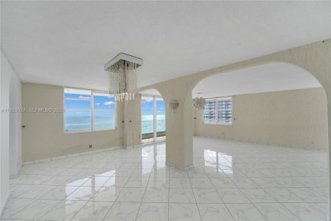 Condominio en venta en Hallandale Beach, Florida, 2 dormitorios, 210.05 m2 № 1986562 - foto 15