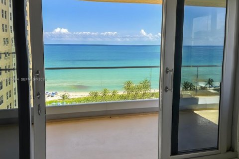 Condominio en venta en Hallandale Beach, Florida, 2 dormitorios, 210.05 m2 № 1986562 - foto 5