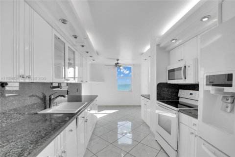 Condominio en venta en Hallandale Beach, Florida, 2 dormitorios, 210.05 m2 № 1986562 - foto 8
