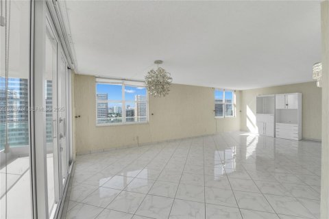 Condominio en venta en Hallandale Beach, Florida, 2 dormitorios, 210.05 m2 № 1986562 - foto 23