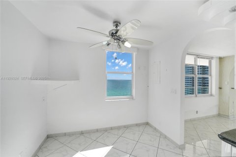 Condominio en venta en Hallandale Beach, Florida, 2 dormitorios, 210.05 m2 № 1986562 - foto 13