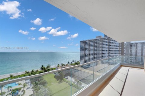 Condominio en venta en Hallandale Beach, Florida, 2 dormitorios, 210.05 m2 № 1986562 - foto 2
