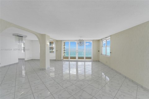 Condominio en venta en Hallandale Beach, Florida, 2 dormitorios, 210.05 m2 № 1986562 - foto 21