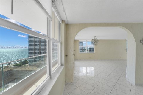 Condominio en venta en Hallandale Beach, Florida, 2 dormitorios, 210.05 m2 № 1986562 - foto 14