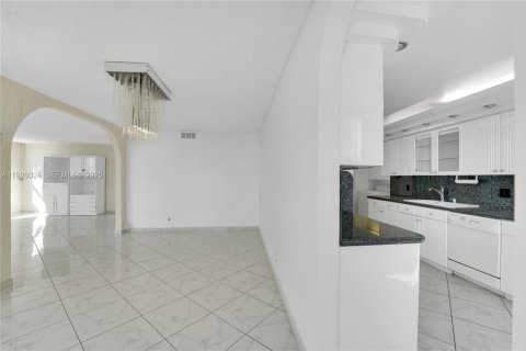 Condominio en venta en Hallandale Beach, Florida, 2 dormitorios, 210.05 m2 № 1986562 - foto 12