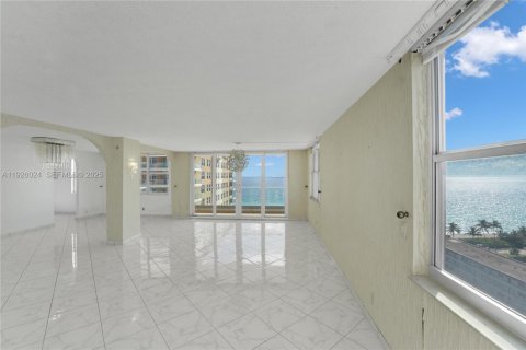 Condominio en venta en Hallandale Beach, Florida, 2 dormitorios, 210.05 m2 № 1986562 - foto 22