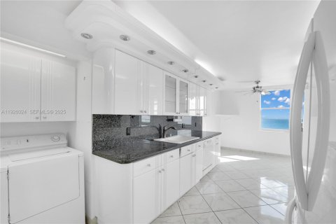 Condominio en venta en Hallandale Beach, Florida, 2 dormitorios, 210.05 m2 № 1986562 - foto 7