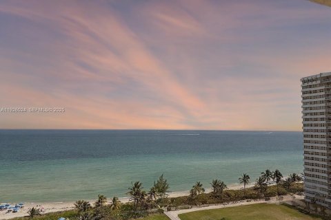 Condominio en venta en Hallandale Beach, Florida, 2 dormitorios, 210.05 m2 № 1986562 - foto 4