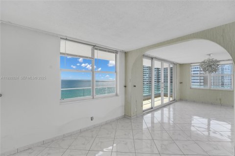 Condominio en venta en Hallandale Beach, Florida, 2 dormitorios, 210.05 m2 № 1986562 - foto 16