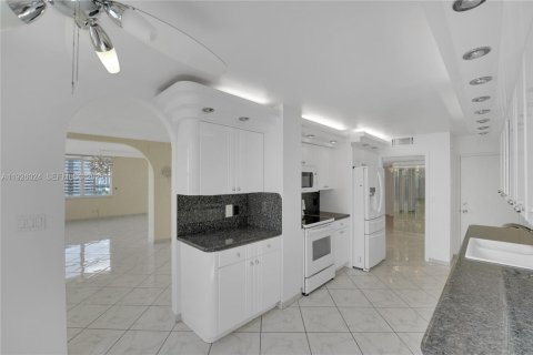 Condominio en venta en Hallandale Beach, Florida, 2 dormitorios, 210.05 m2 № 1986562 - foto 10