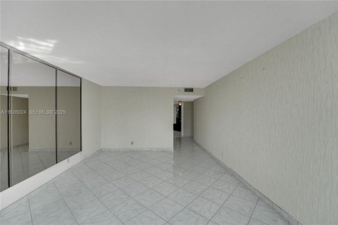 Condominio en venta en Hallandale Beach, Florida, 2 dormitorios, 210.05 m2 № 1986562 - foto 26