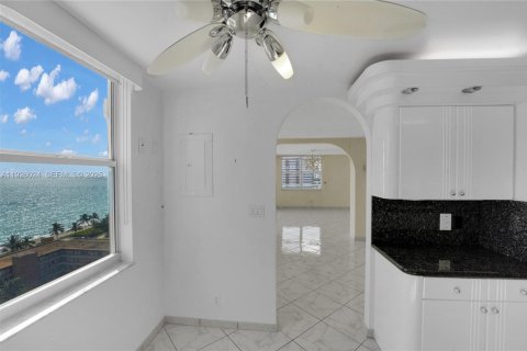 Condominio en venta en Hallandale Beach, Florida, 2 dormitorios, 210.05 m2 № 1986562 - foto 11