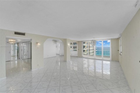 Condominio en venta en Hallandale Beach, Florida, 2 dormitorios, 210.05 m2 № 1986562 - foto 19